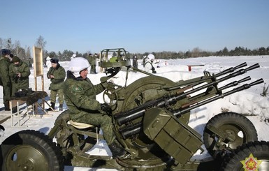 В Беларуси губернаторов научили защищаться с помощью автоматов и пулеметов