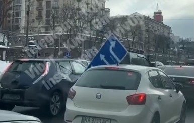 В Киеве напротив мэрии на машины свалился дорожный знак