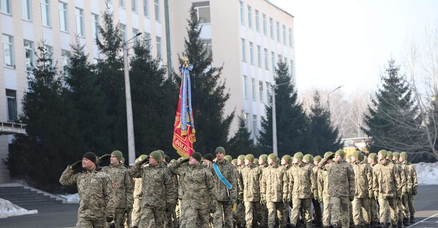 На параде ко Дню независимости украинские военные будут поднимать ноги на 5 сантиметров ниже 