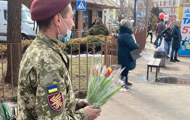 Ветераны АТО поздравили женщин Кривого Рога с праздником весны и женственности