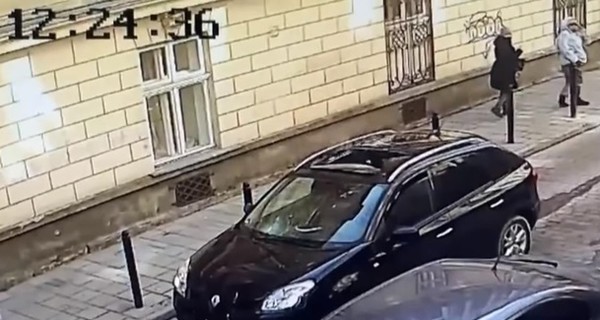 В центре Львова от здания отвалились куски фасада. И упали на стоявшее в пробке авто 