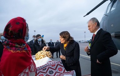 Президент Литвы и его супруга прилетели в Украину