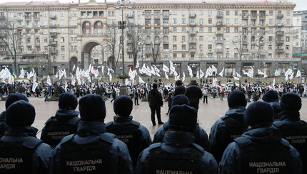 Военнослужащие Нацгвардии стоят на страже во время митинга предпринимателей 