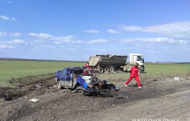 В Николаевской области грузовик столкнулся с такси, три человека погибли