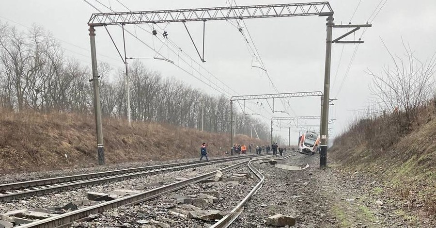 Сошедший с рельсов поезд на Днепропетровщине начали поднимать, трем составам изменили график