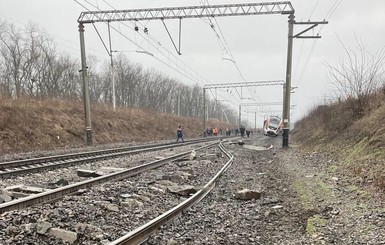 Сошедший с рельсов поезд на Днепропетровщине начали поднимать, трем составам изменили график