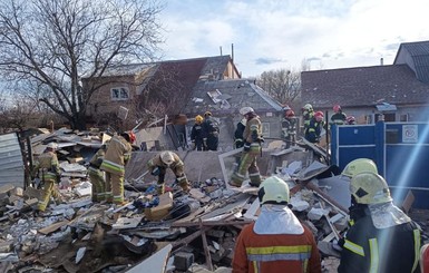 В Киеве прогремел взрыв, разнесло гараж, машину и повредило соседние дома