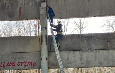 Опасные игры: в Днепре 13-летняя девочка залезла на 8-метровую балку. Но спуститься не смогла  