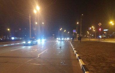 В Харькове авто насмерть сбило полицейского, который переходил дорогу на красный свет