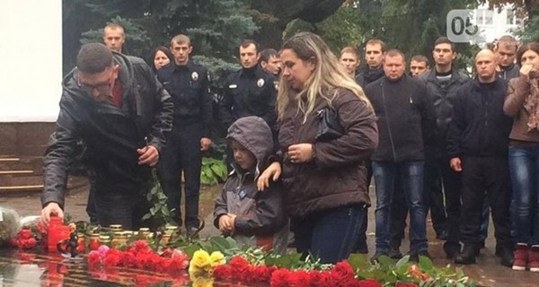 В Днепре горожане стоят в очереди, чтобы проститься с погибшими полицейскими