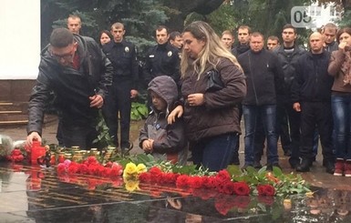 В Днепре горожане стоят в очереди, чтобы проститься с погибшими полицейскими