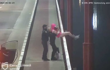 В Днепре патрульные в последний момент схватили девушку, собиравшуюся прыгнуть с моста