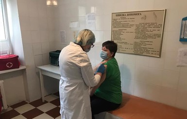 В Минздраве объяснили, почему в Киевской области вакцину Pfizer получили в основном сотрудники интернатов