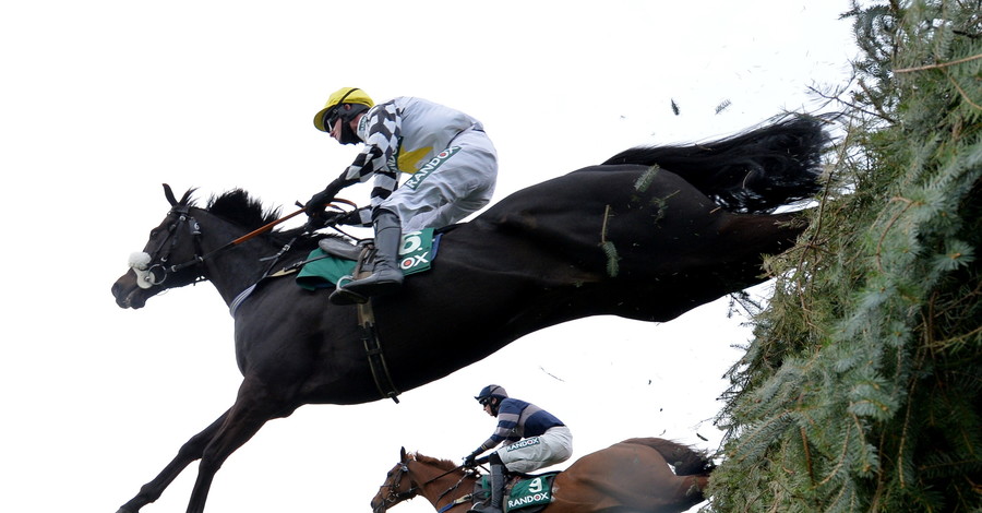Grand National – ежегодное знаменитое событие в мире скачек. 