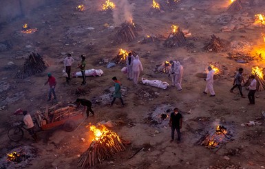 Больницы переполнены, крематории перегружены: в Индии массово сжигают тела жертв COVID-19