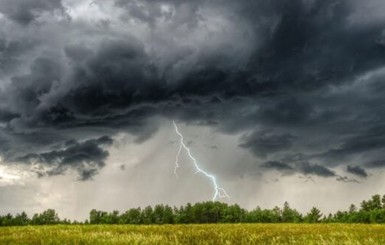 Накануне Пасхи жителей Запорожья предупредили о надвигающейся грозе 