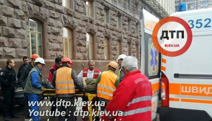 В центре Киева рабочий упал с 10-метровой высоты