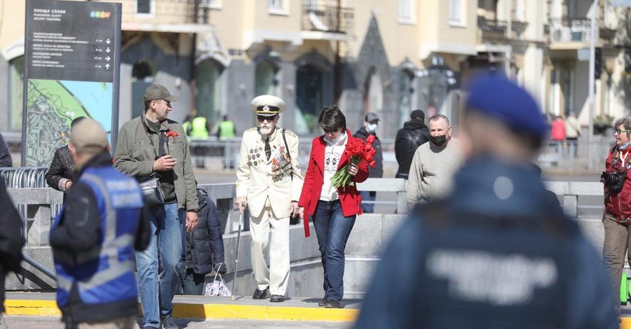 Нарушения 9 мая: в Одессе использовали георгиевские ленты, а в Киеве - нацистское приветствие 