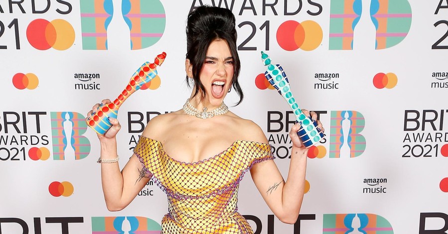 Красная дорожка Brit Awards: Дуа Липа в чулках, а Билли Портер в платье и ботфортах