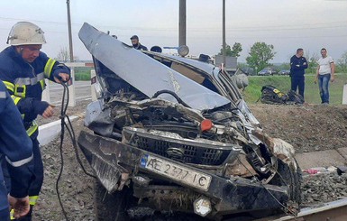 В Запорожской области внедорожник перевернулся на рельсах