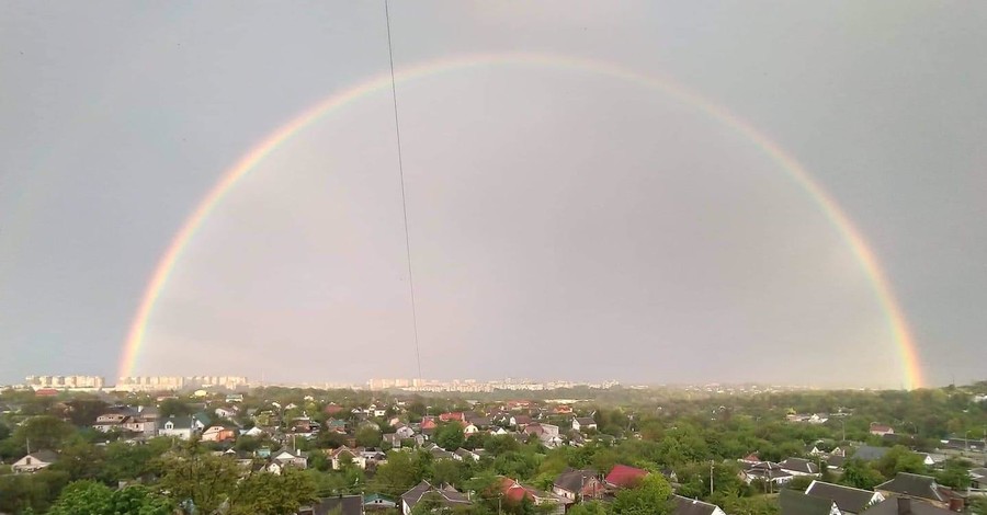 Небо Днепра украсила уникальная тройная радуга