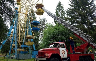 В Луцке люди застряли на внезапно остановившемся колесе обозрения