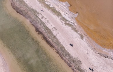 В лимане в Одесской области вода стала розовой