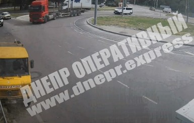 В Днепре эвакуатор снес ограждение на Запорожском шоссе