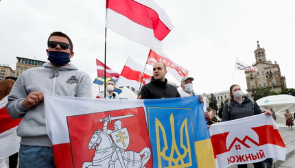 Активисты на митинге в поддержку белорусского антиправительственного движения и против задержания блогера Романа Протасевича, Ки