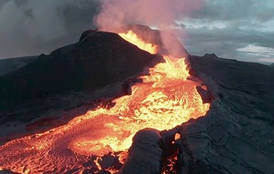 Дрон влетел в жерло вулкана в Исландии и снял эпичное видео, прежде чем расплавиться