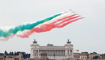 Пилотажная группа ВВС Италии 'Frecce Tricolori' выступают над Римом в День Республики.