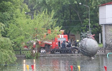 На Днепропетровщину обрушился ураган: затоплены десятки домов, рынок и парк