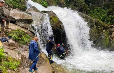 Учительницу погибшего на водопаде мальчика лечат в реанимации