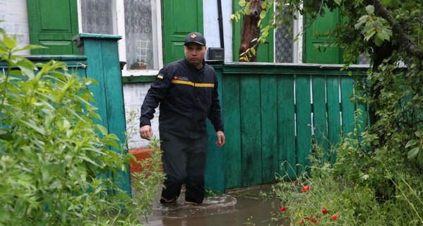 В Донецкой области из-за ливней едва не прорвало дамбу