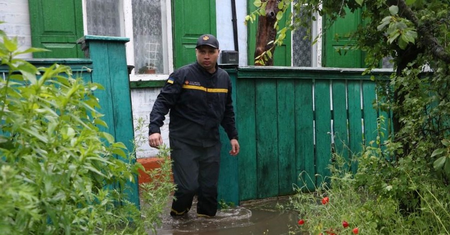 В Донецкой области из-за ливней едва не прорвало дамбу