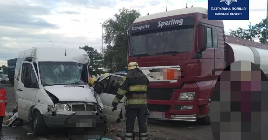 Под Киевом бензовоз влетел в маршрутку: пострадали пять человек