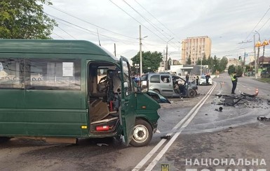 В Виннице иномарка врезалась в маршрутку, погиб водитель