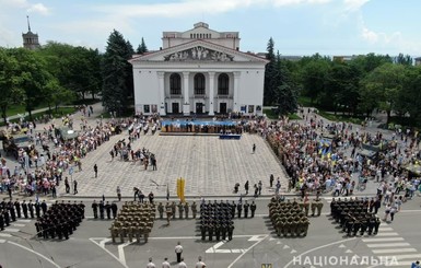 В Мариуполе наградили силовиков в честь годовщины освобождения города