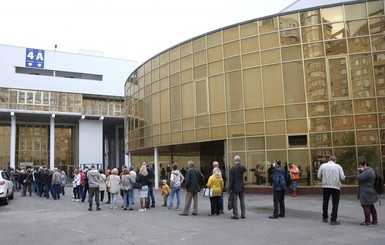 Шмыгаль намекнул Кличко, что не надо отменять на Троицу вакцинирование в МВЦ