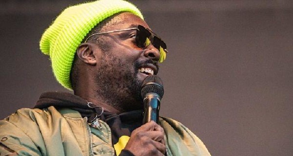 Рэпера Will I Am из Black Eyed Peas во время прогулки по Киеву восхитил мурал с казаком