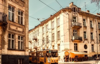 Во Львове мужчина погиб, пытаясь залезть в свою квартиру через окно