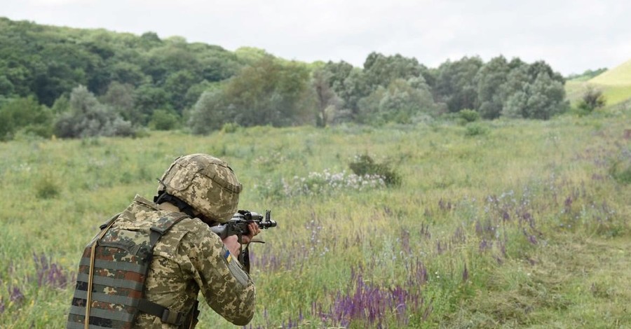 На Донбассе под обстрелом погиб военный, еще один - ранен