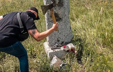 ОПЗЖ поставила  - патриоты разгромили. Памятный знак дружбы с Россией под Харьковом простоял час