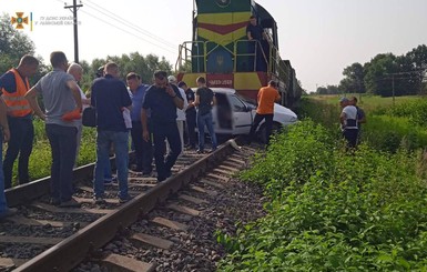 На Львовщине машина попала под поезд: погибла женщина-водитель