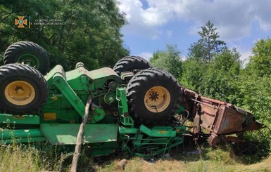 На Харьковщине комбайн перевернулся и раздавил водителя