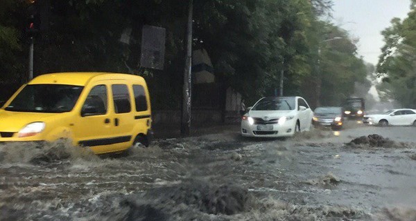 В Одессе ищут мужчину, которого потоки воды носили по улицам