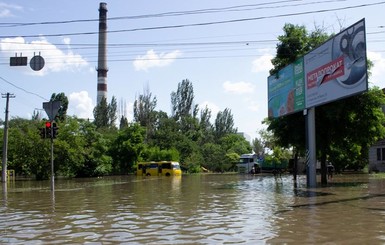 В Бердянске током убило двоих людей, которые стояли на затопленном ливнем участке