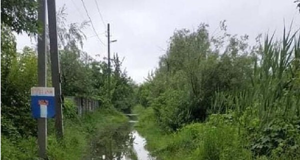 В Днепре случайные свидетели спасли женщину с младенцем, упавших в речку Гнилокиш