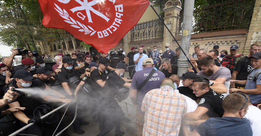 Полиция с помощью слезоточивого газа оттеснила противников ЛГБТ-рейва под Офисом президента