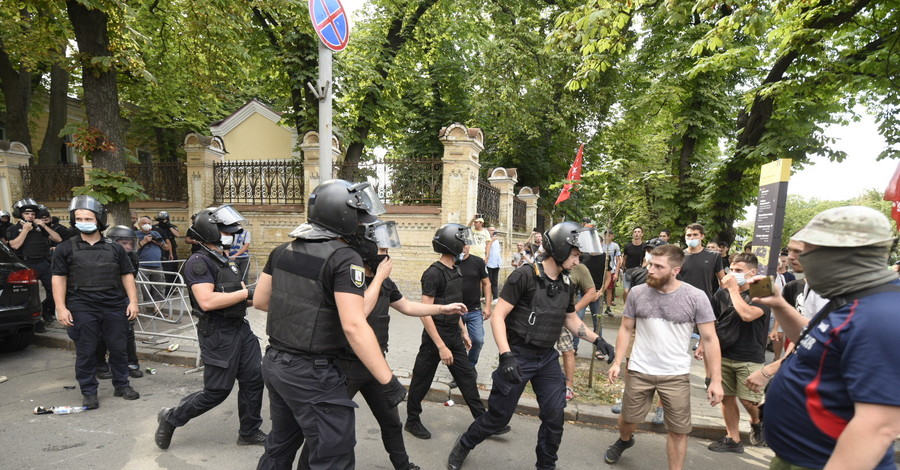 Число админпротоколов на противников ЛГБТ-рейва под Офисом президента достигло 12